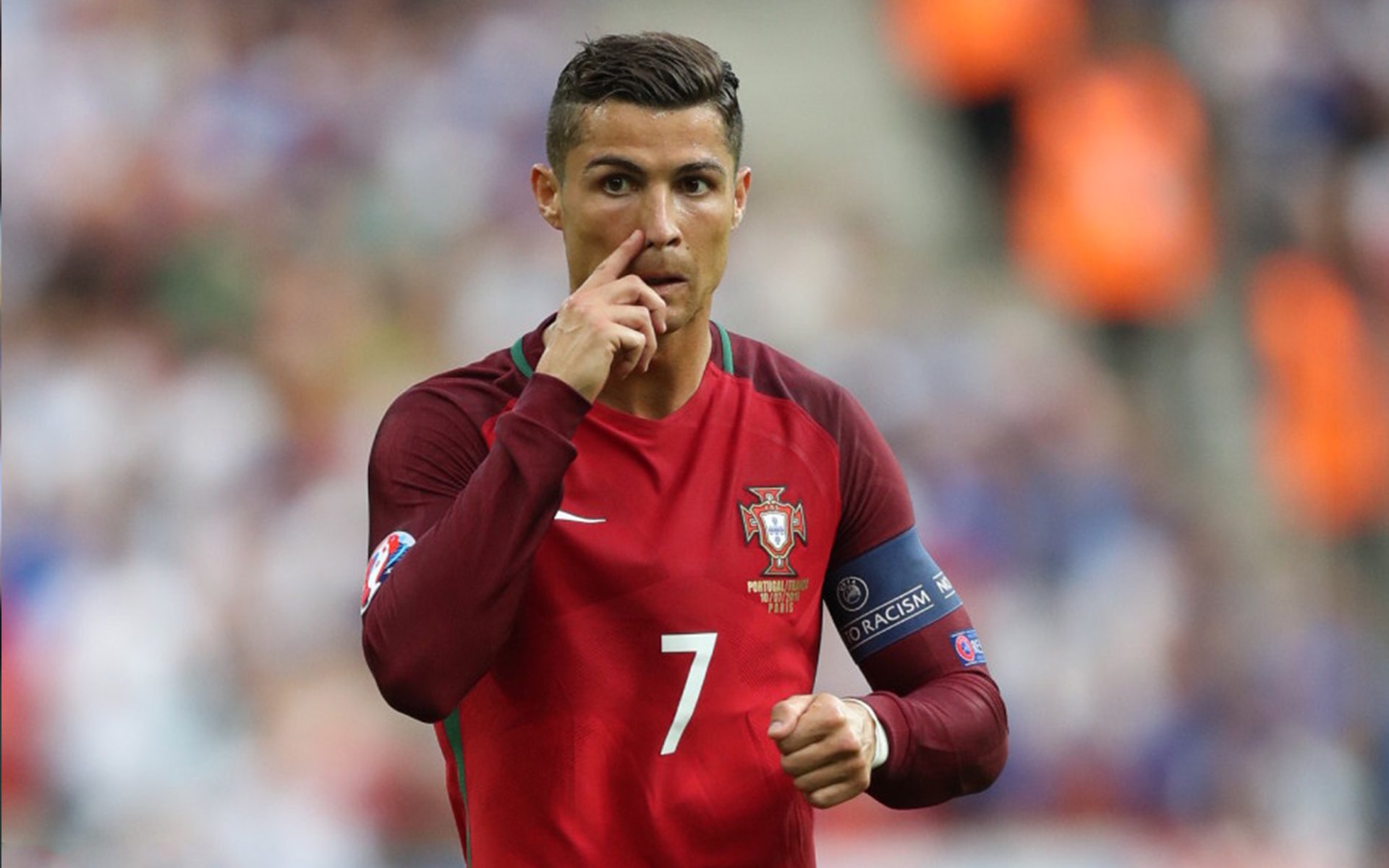 施瓦茨与对手形成激烈缠斗，施瓦茨德国