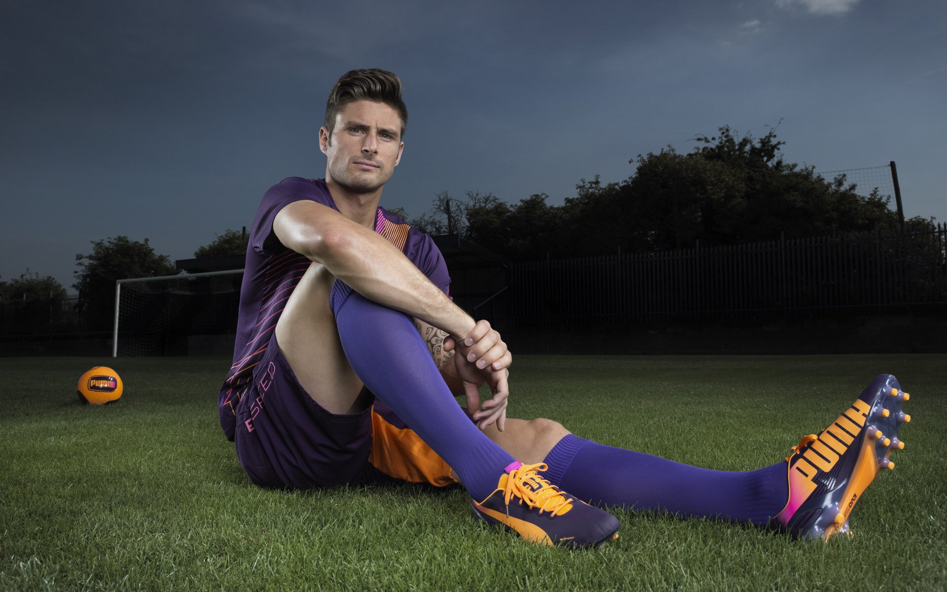 湖人锋线球员接受专项技术指导提升防守效率，湖人官宣签下2米11中锋